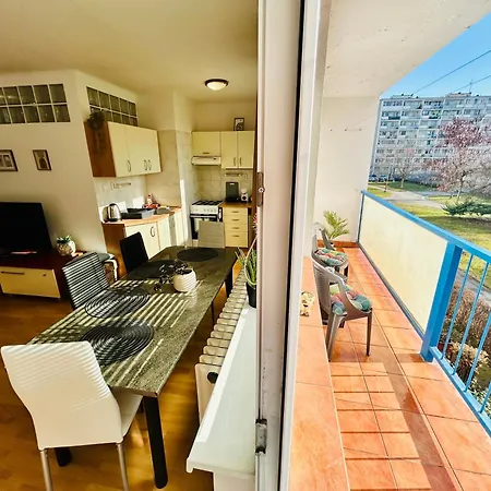 Sunny Vojenska - Old Town Appartamento