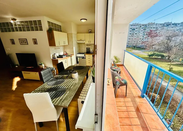 Sunny Vojenska - Old Town Apartman